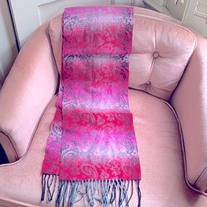 Pink scarf with gray paisley print & tassels ❄️🟥